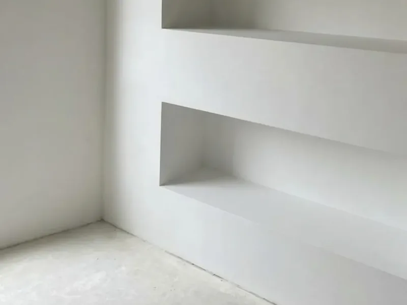 Weiße Nischen in einer Trockenbauwand