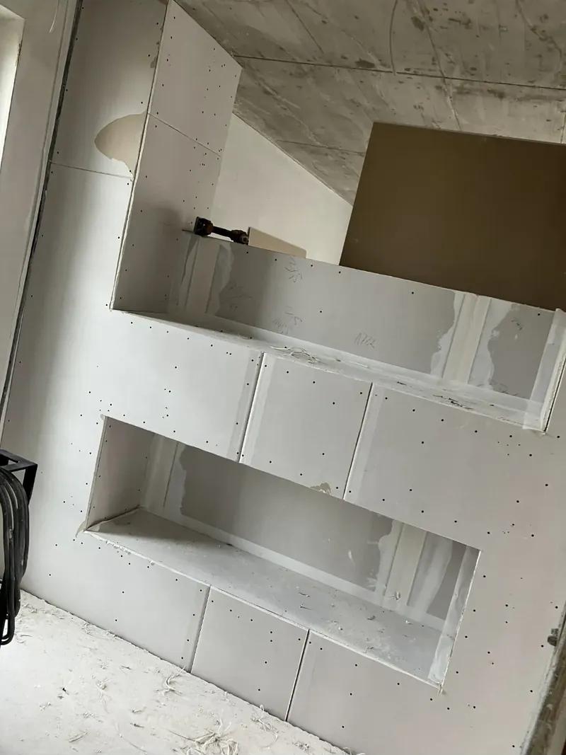 Dieselbe Wand beplankt, Nischen ausgeschnitten