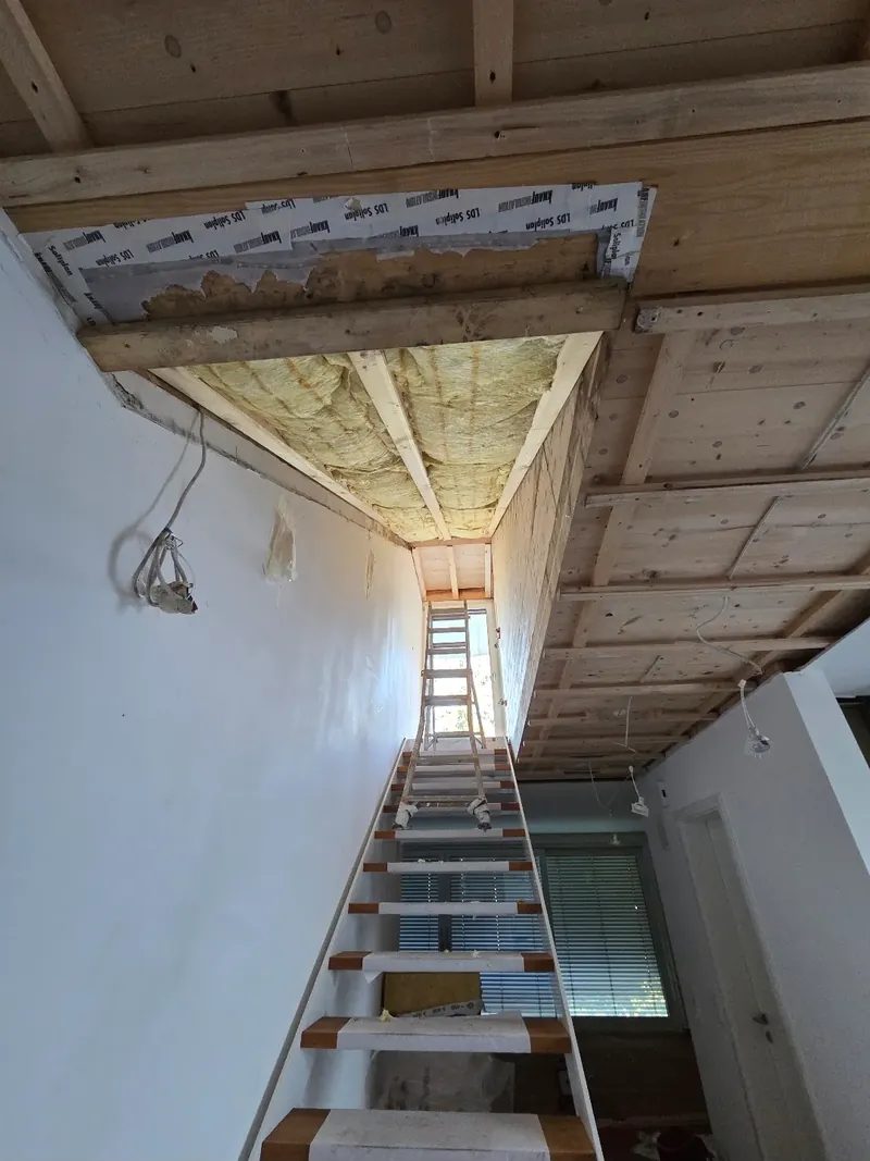 Offene Holzbalkendecke mit Mineralwolle und Dampfbremse
